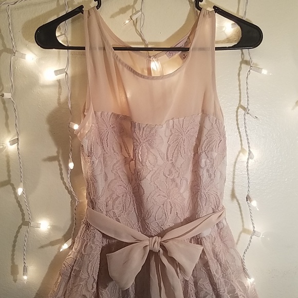 Never worn cream floral lace dress - Picture 3 of 6